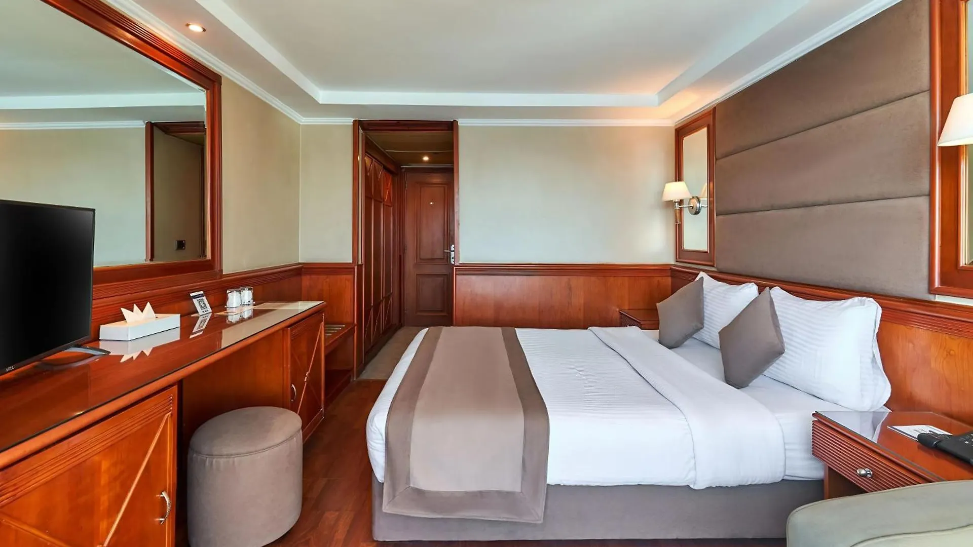 Nile Cruise Royal Queen I Every Saturday From Luxor 4 Nights, And Every Wednesday From Aswan 3 Nights 5*,